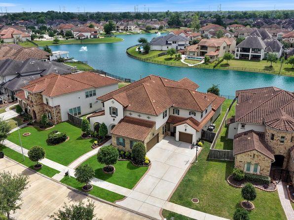 Sugar Land neighborhood streetscape — Houston TX
